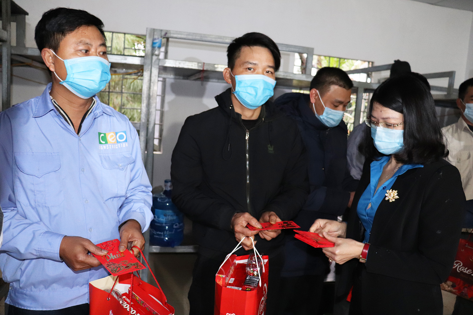 Liên đoàn lao động tỉnh thăm, tặng quà và lì xì đầu năm cho công nhân ở lại ăn tết trên địa bàn huyện Vân Đồn.