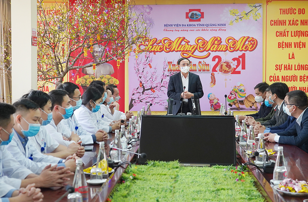 Đồng chí Nguyễn Xuân Ký gửi lời chúc mừng năm mới tới cán bộ, y, bác sĩ, người lao động trong ngành Y tế tỉnh nói chung và Bệnh viện Đa khoa tỉnh nói riêng.