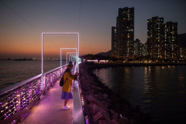  Chiếc cầu được trang trí bằng các trùm đèn rực rỡ nhân dịp Tết Nguyên Đán ở Hong Kong, Trung Quốc. Ảnh: EPA-EFE