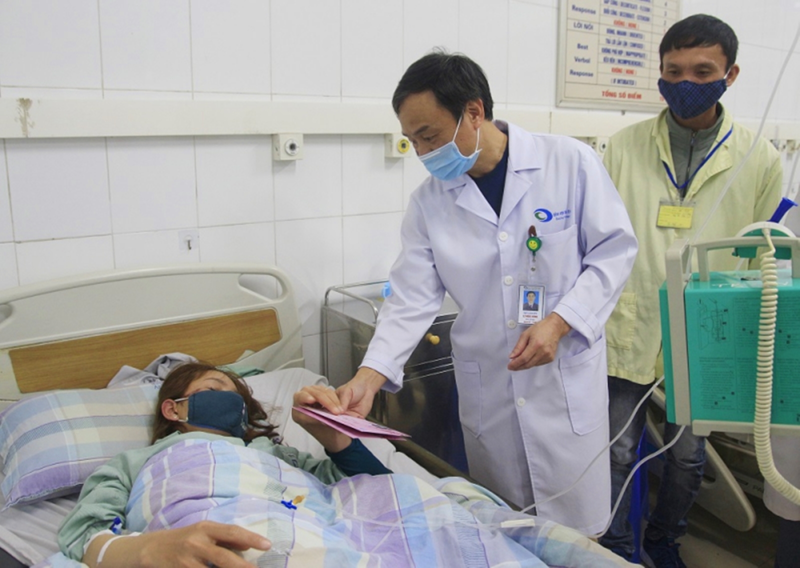 Bác sĩ Lê Ngọc Dũng, Giám đốc Bệnh viện thăm hỏi, động viên, tặng quà Tết người bệnh