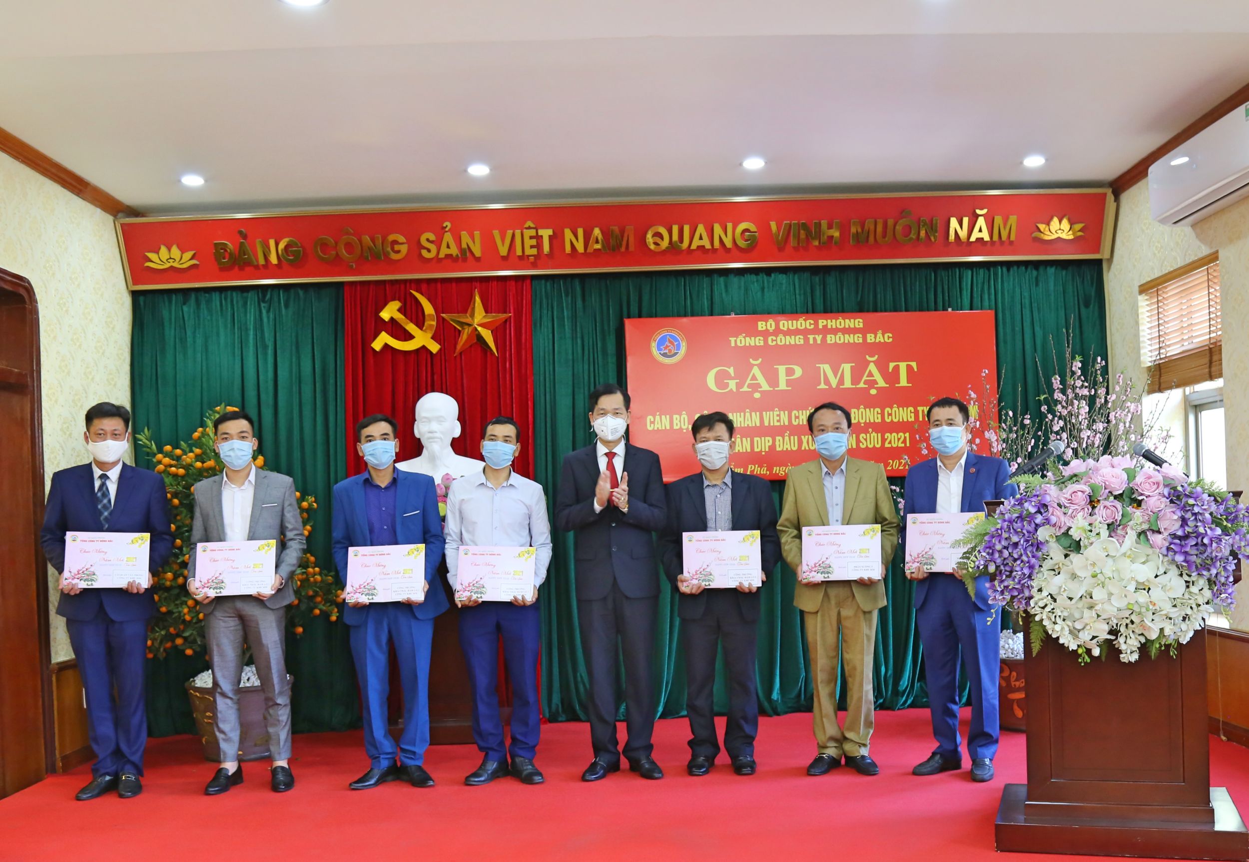 Đồng chí Phương Kim Minh - Phó Bí thư Đảng ủy, Tổng Giám đốc Tổng công ty tặng quà Tết cho đại diện cán bộ, CNVC, lao động các cơ quan, công trường, phân xưởng Công ty Khe Sim