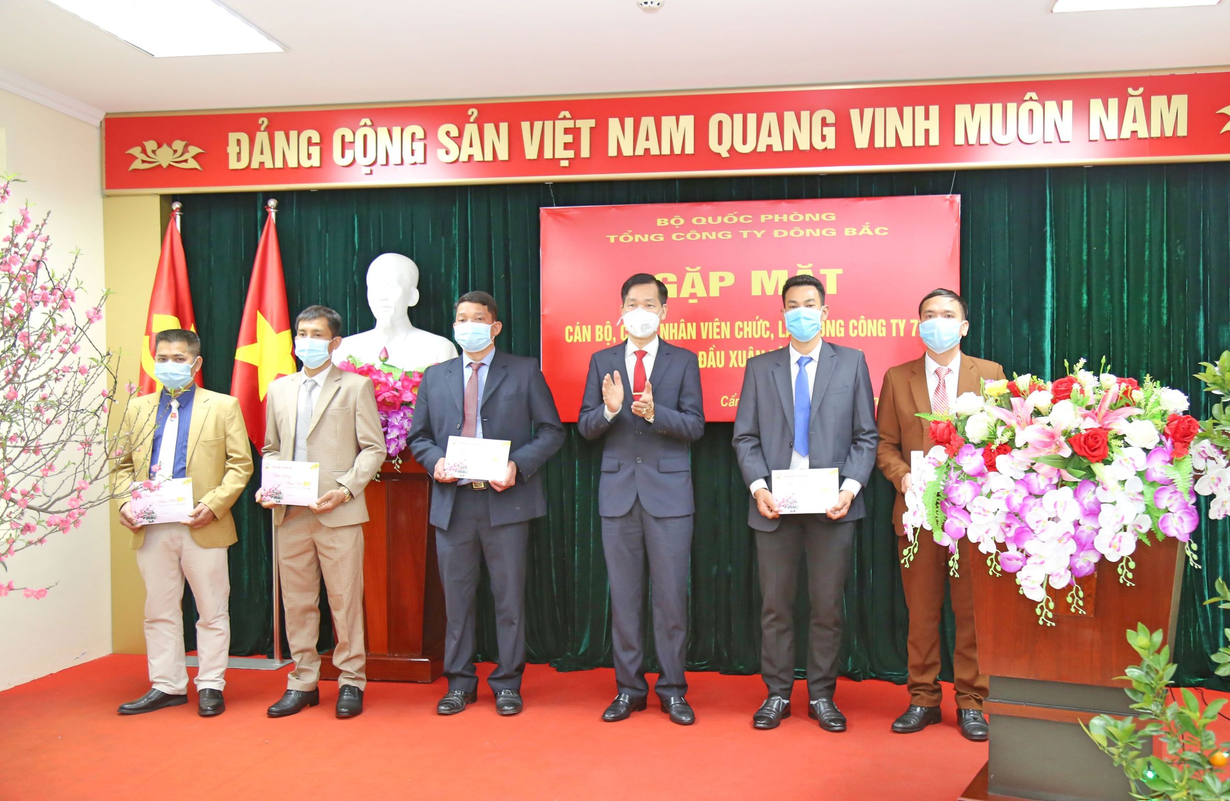 Đồng chí Phương Kim Minh - Phó Bí thư Đảng ủy, Tổng Giám đốc Tổng công ty tặng quà Tết cho đại diện cán bộ, CNVC, lao động các cơ quan, công trường, phân xưởng 