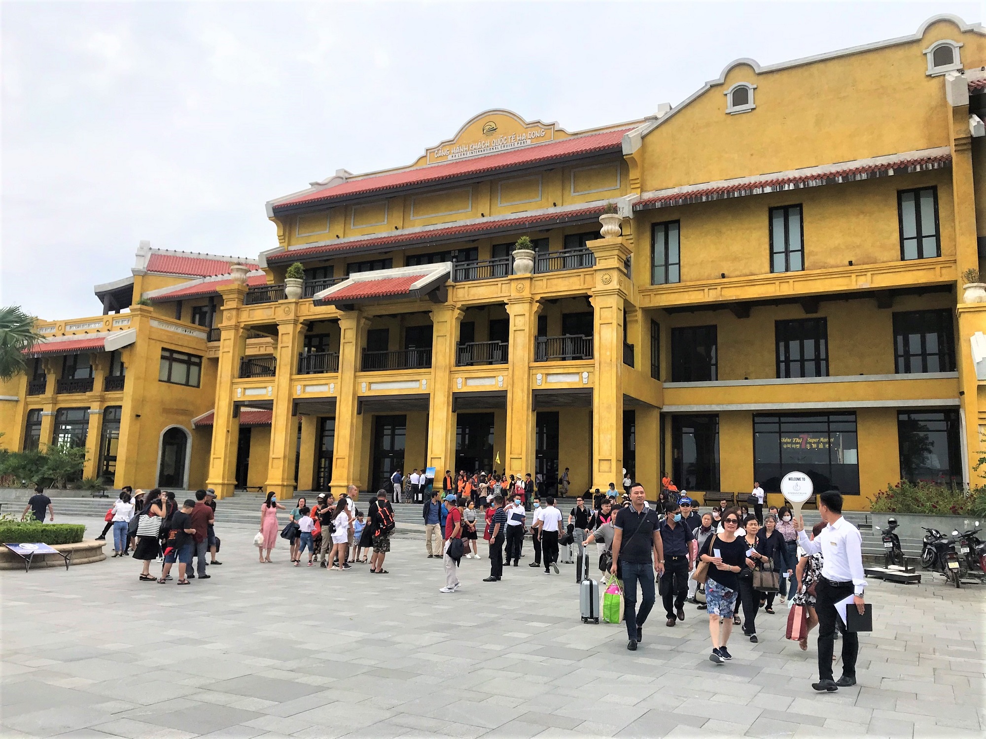 Các biện pháp kích cầu du lịch hiệu quả đã thu hút lượng lớn du khách đến với Quảng Ninh trong năm 2020. Trong ảnh: Du khách tham quan Vịnh Hạ Long từ Cảng tàu khách quốc tế Hạ Long. 