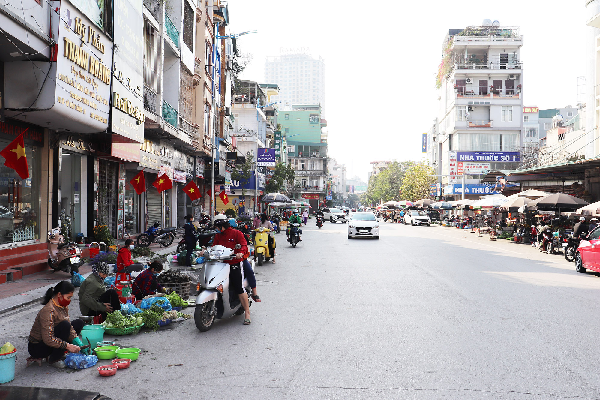 Bên ngoài các khu vực cổng chợ Hạ Long i, Hạ Long II các mặt hàng rau quả, thịt, cá... đã được bày bán từ ngày 13/2 (mùng 2 Tết).