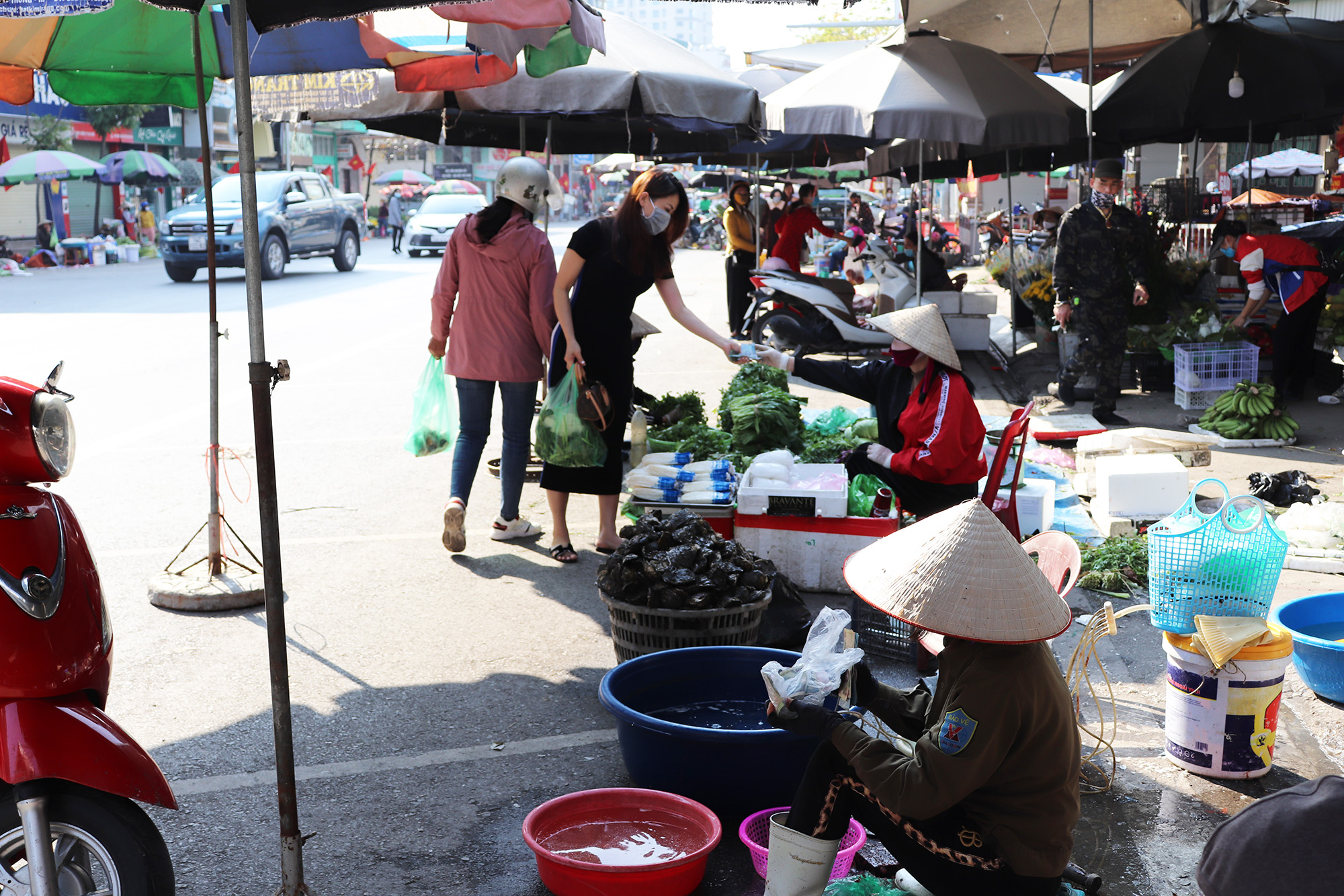 Hàng hóa tại chợ phong phú, giá không tăng nhiều so với trước Tết.