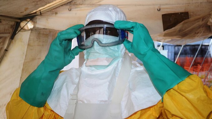 Bác sĩ mặc đồ bảo hộ để điều trị bệnh nhân Ebola tại Conakry, Guinea tháng 6/2014. Ảnh: AFP.