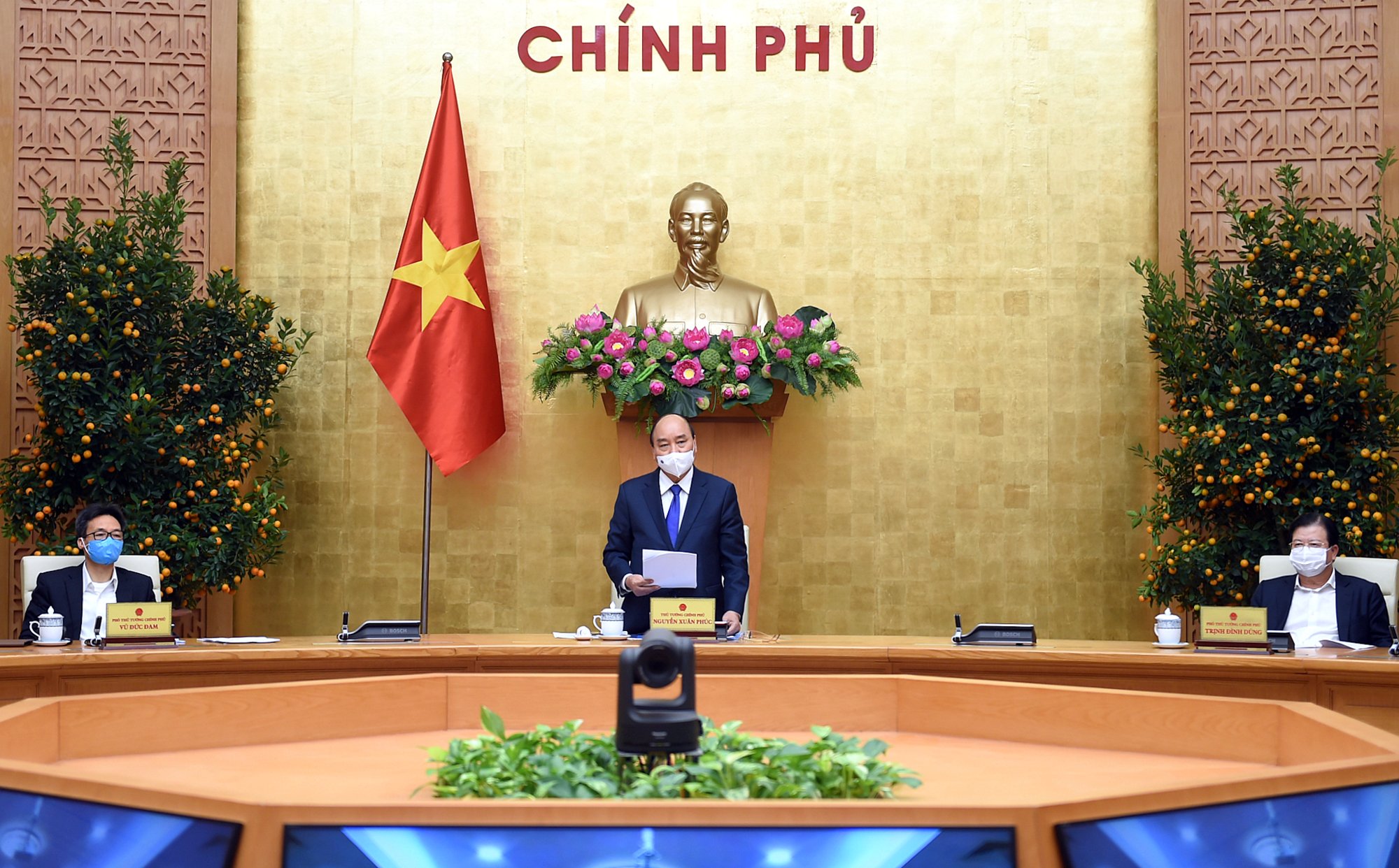 Thủ tướng Nguyễn Xuân Phúc chủ trì cuộc họp tại đầu cầu Văn phòng Chính phủ.