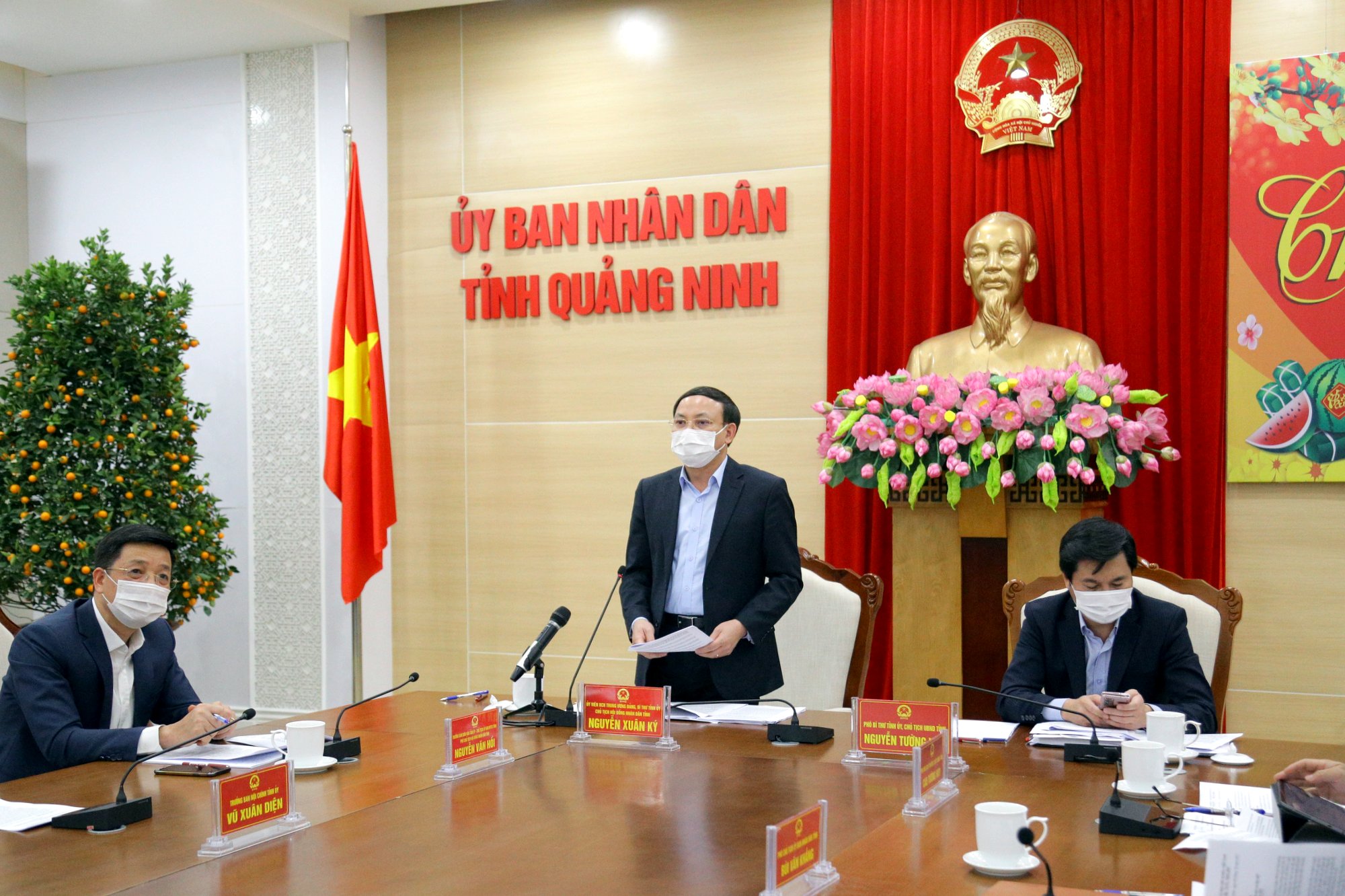 Đồng chí Nguyễn Xuân Ký, Bí thư Tỉnh ủy, Chủ tịch HĐND tỉnh trao Bằng khen của UBND tỉnh cho các cá nhân có đóng góp tích cực vào công tác thu ngân sách nhà nước.