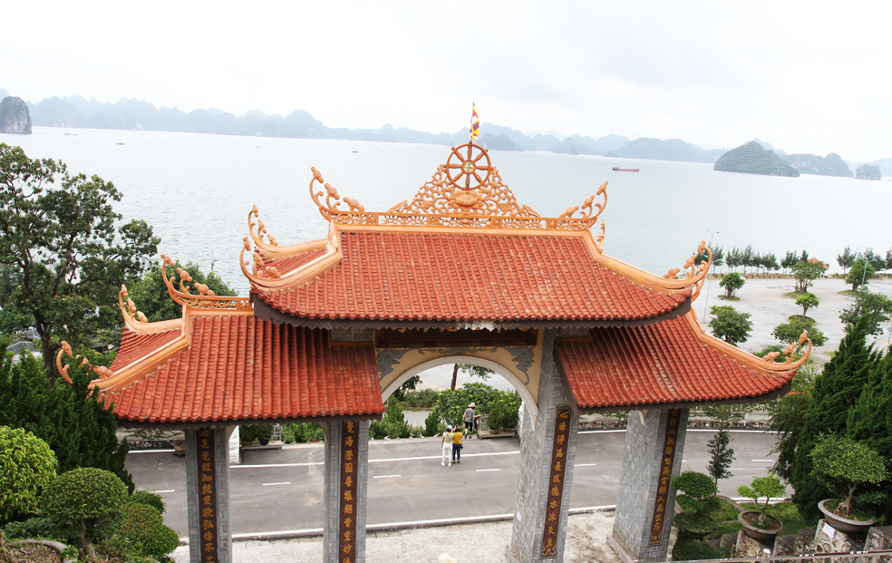 Cảnh quan phía trước chùa Cái Bầu (huyện Vân Đồn).