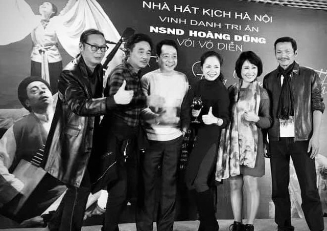 Đạo diễn Trần Lực (ngoài cùng bên trái) chia sẻ ảnh về NSND Hoàng Dũng. (Ảnh: FBNV)