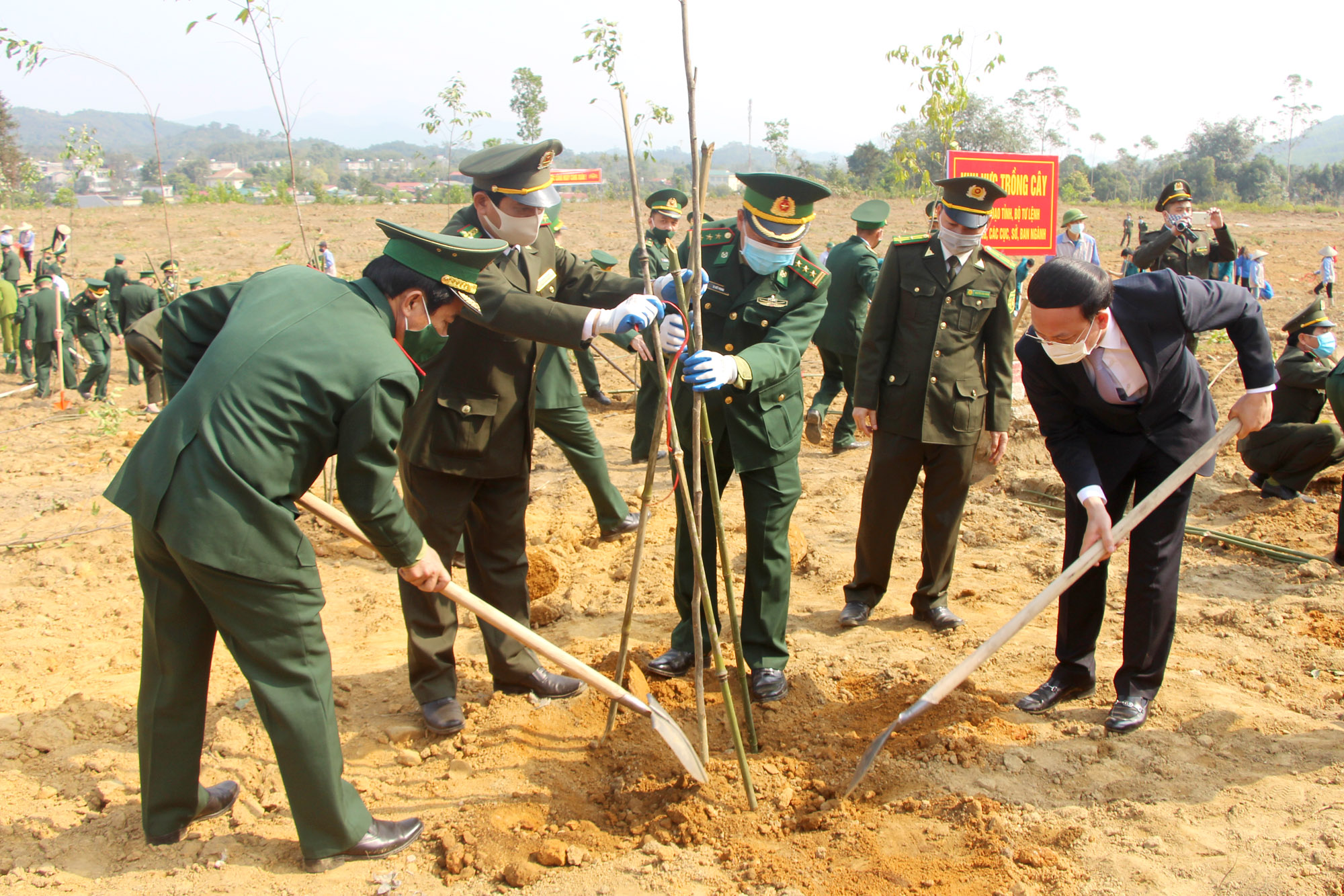 Các đồng chí lãnh đạo Bộ Tư lệnh BĐBP và tỉnh Quảng Ninh tham gia Tết trồng cây 2021