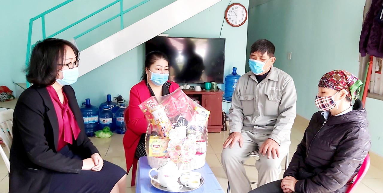 Công đoàn Công ty TNHH Đầu tư phát triển Hạ Long (Tập đoàn BimGroup) đến chúc Tết gia đình chị Phạm Thị Ngà.