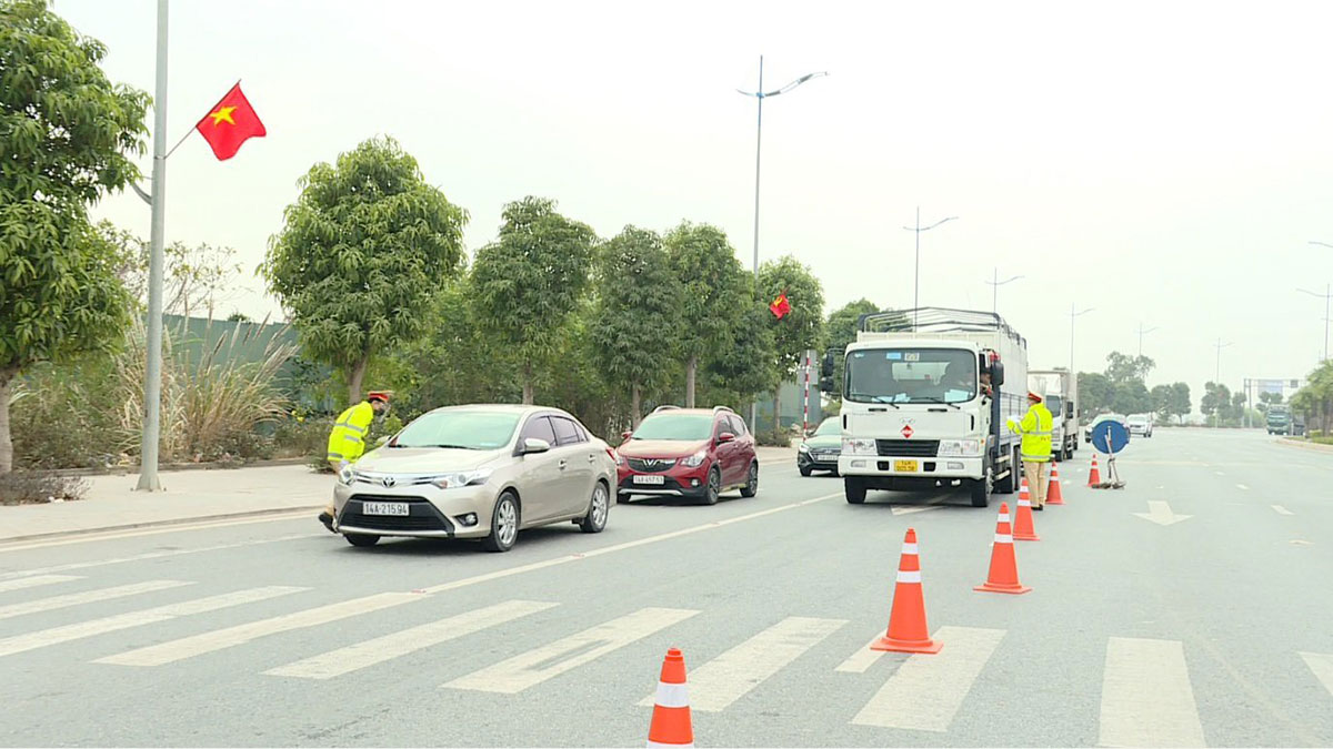 Công an TP Hạ Long kiểm tra và điều tiết phương tiện tham gia giao thông đi qua phường Đại Yên. 