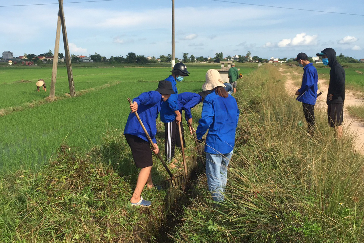 ĐVTN xã Hải Tiến (TP Móng Cái) tham gia nạo vét kênh mương, vệ sinh môi trường nông thôn.