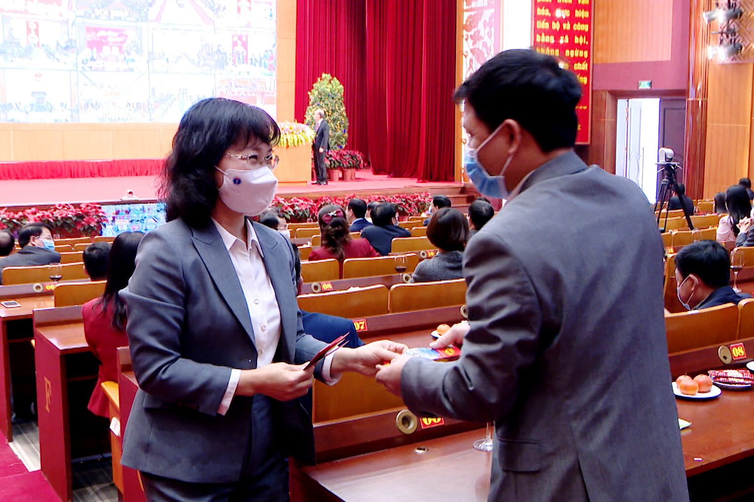 Đồng chí Trịnh Thị Minh Thanh, Phó Chủ tịch Thường trực HĐND tỉnh, trao Bằng khen của UBND tỉnh cho các tập thể, cá nhân