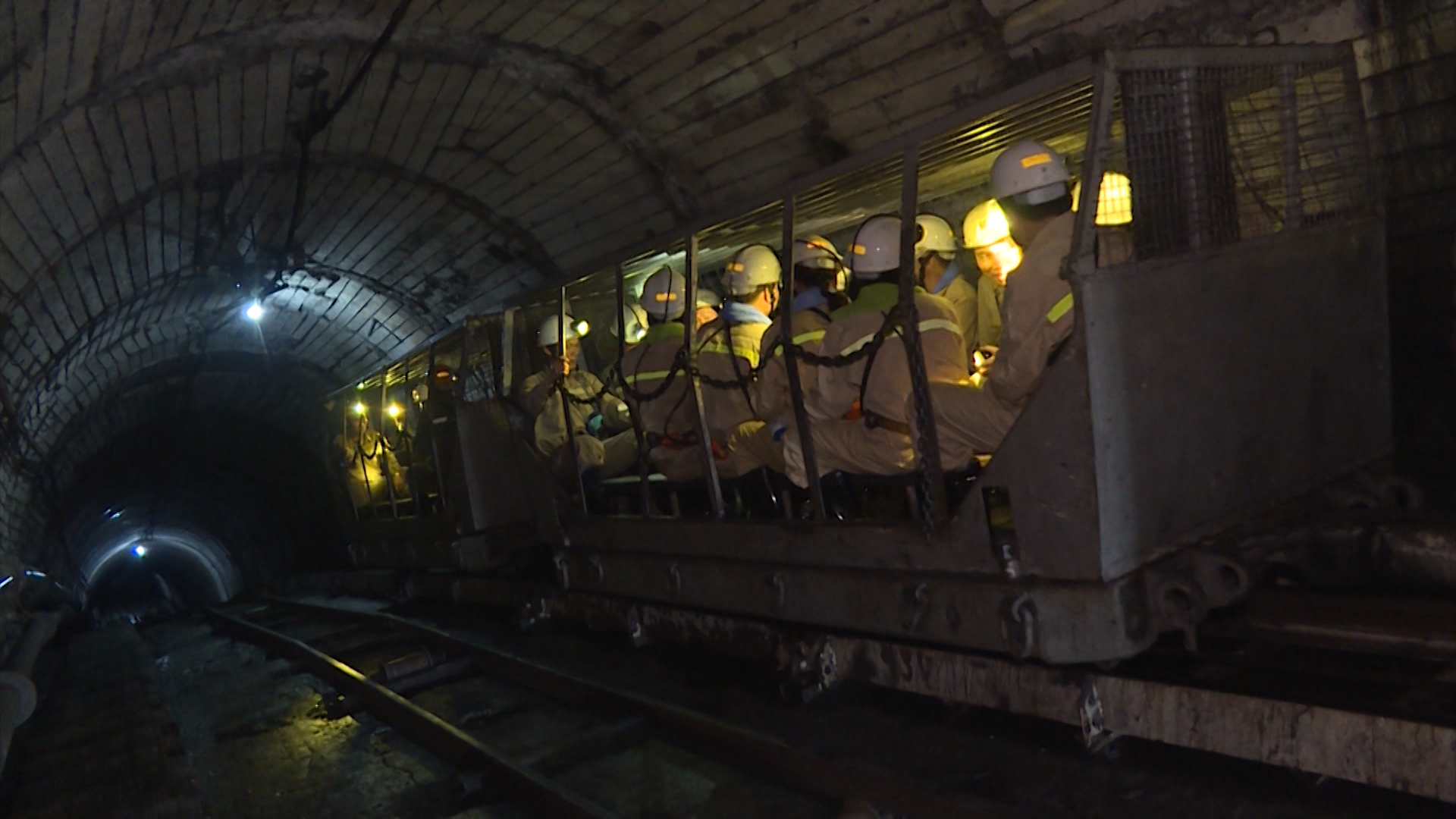 Thợ mỏ vào ca sản xuất đầu năm mới với khí thế sôi nổi