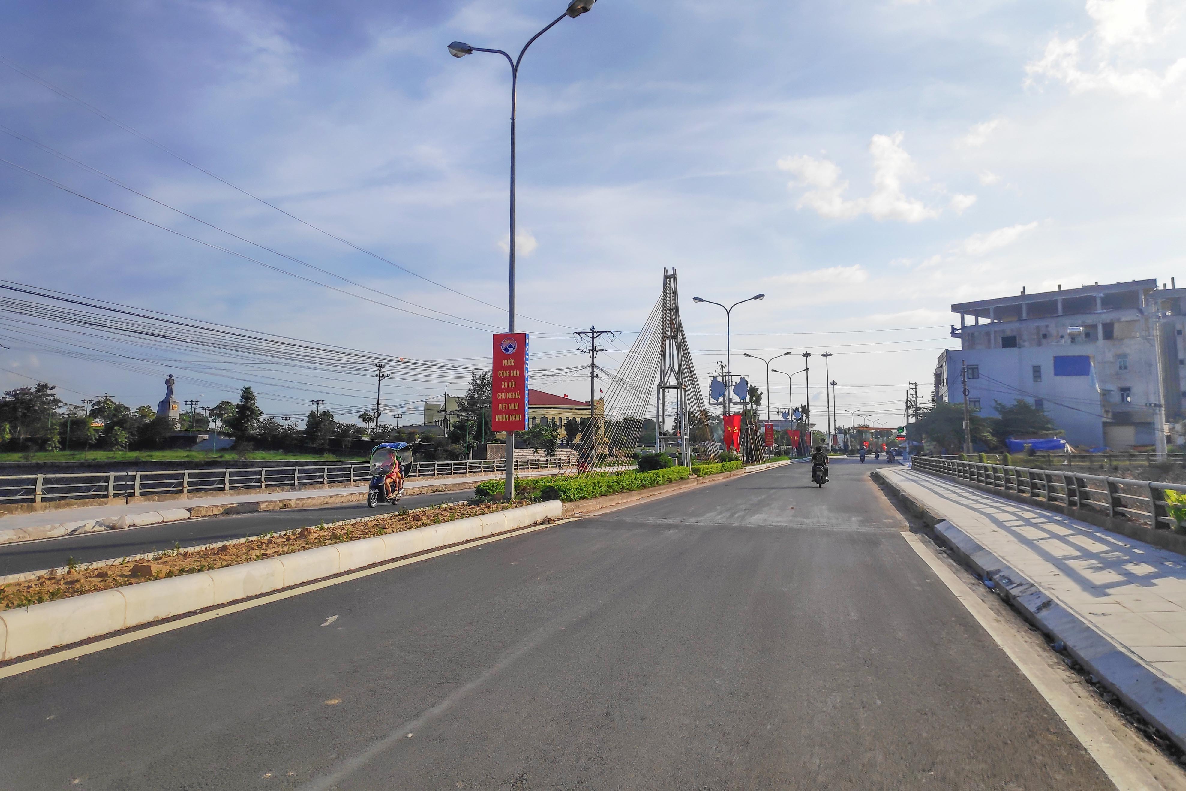 Hệ thống đường giao thông được đầu tư đồng bộ, đáp ứng tốt cho sản xuất, sinh hoạt của người dân các xã, thị trấn của huyện Đầm Hà.