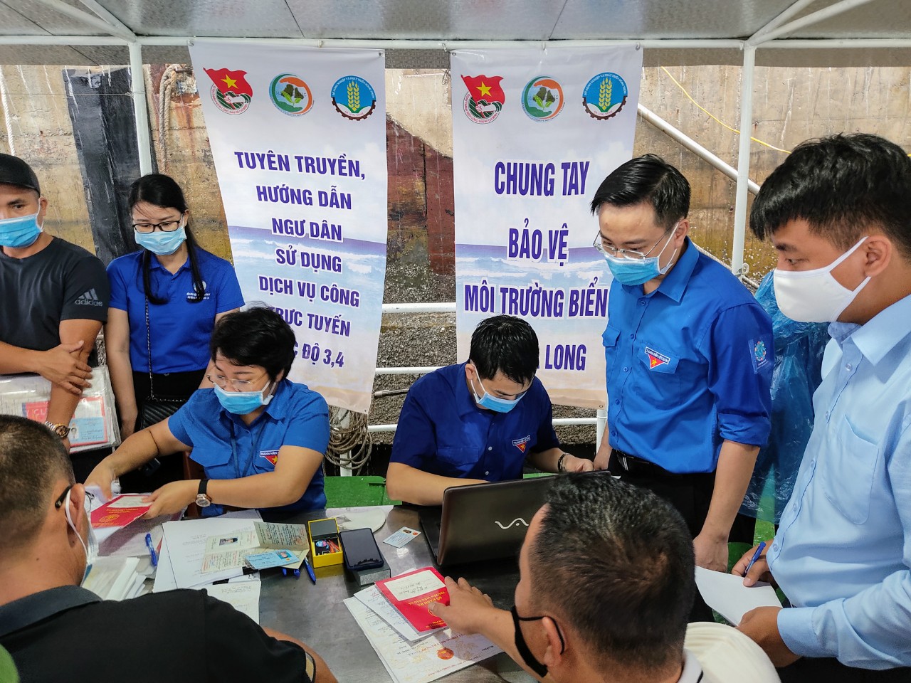 Tuổi trẻ Quảng Ninh xung kích, sáng tạo trong hỗ trợ người dân nộp hồ sơ dịch vụ công trực tuyến mức độ 4