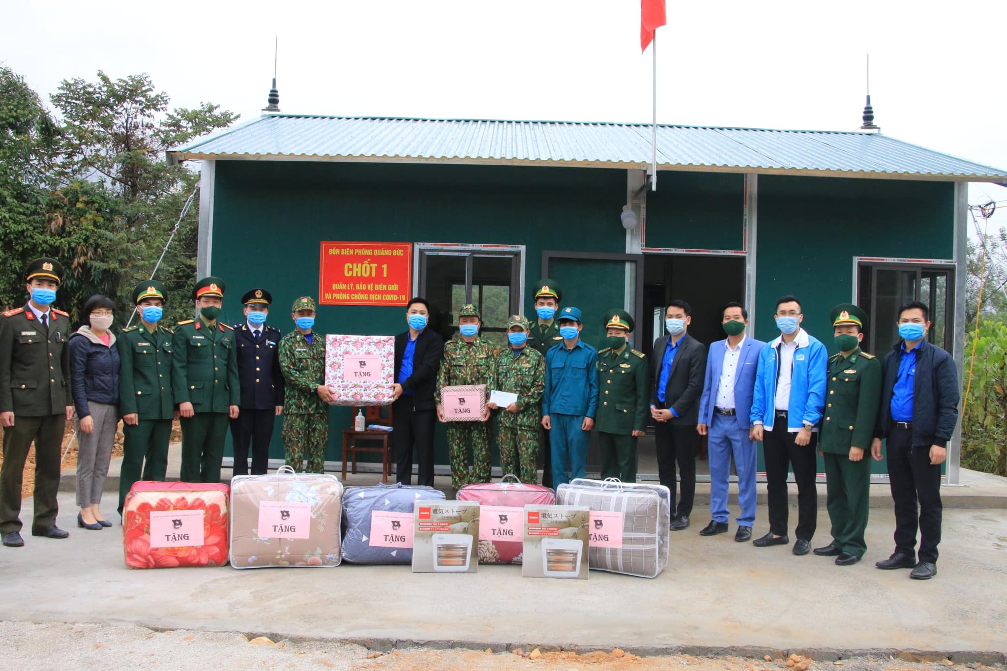 Đoàn công tác của Tỉnh Đoàn thăm và chúc tết chốt kiểm soát dịch COVID-19, đồn biên phòng Quảng Đức, huyện Hải Hà