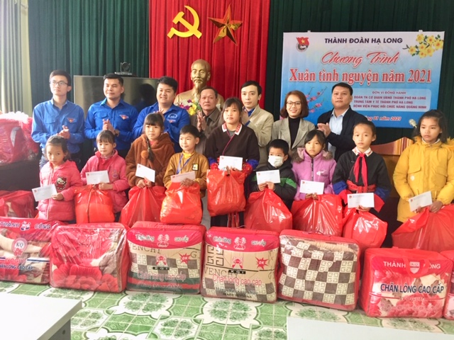 Thành Đoàn Hạ Long tặng quà cho các em học sinh nghèo vượt khó tại xã Bằng Cả