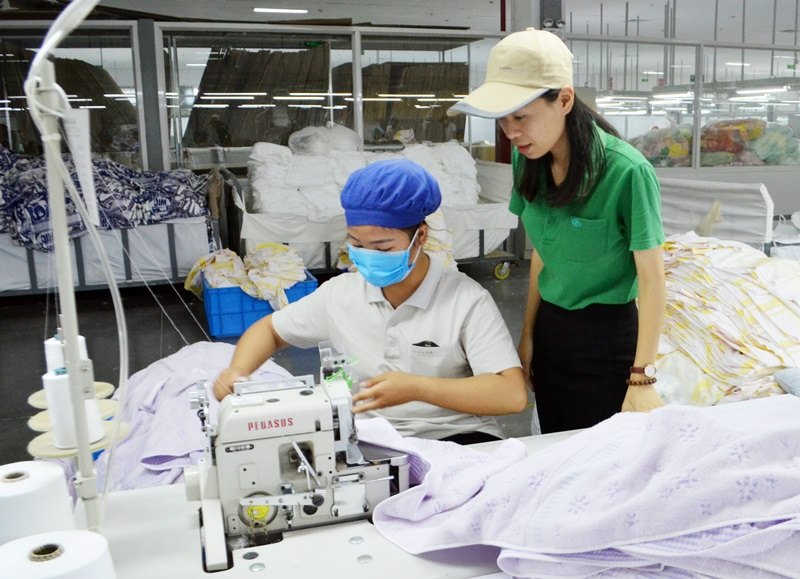 Bà Đào Thị Ngọc Anh, Chủ tịch Công đoàn Công ty TNHH Đại Đông Việt Nam (KCN Cảng biển Hải Hà) thường xuyên xuống các bộ phận sản xuất thăm hỏi, động viên người lao động.