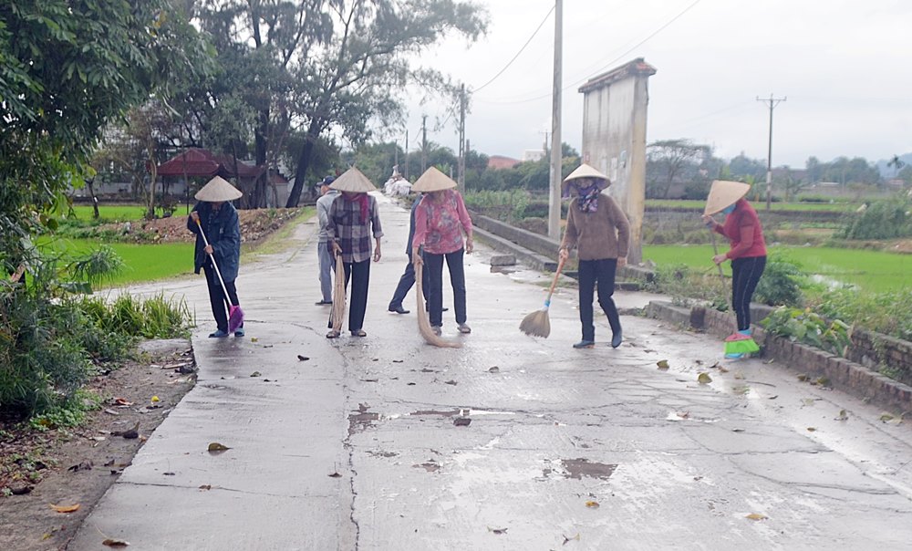Hội NCT khu dân cư Nhuệ Hổ, phường Kim Sơn (TX Đông Triều) tham gia dọn vệ sinh môi trường tại trục đường chính.