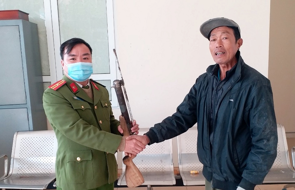 Người dân tự nguyện giao nộp súng tự chế cho Công an xã Sơn Dương, TP Hạ Long.