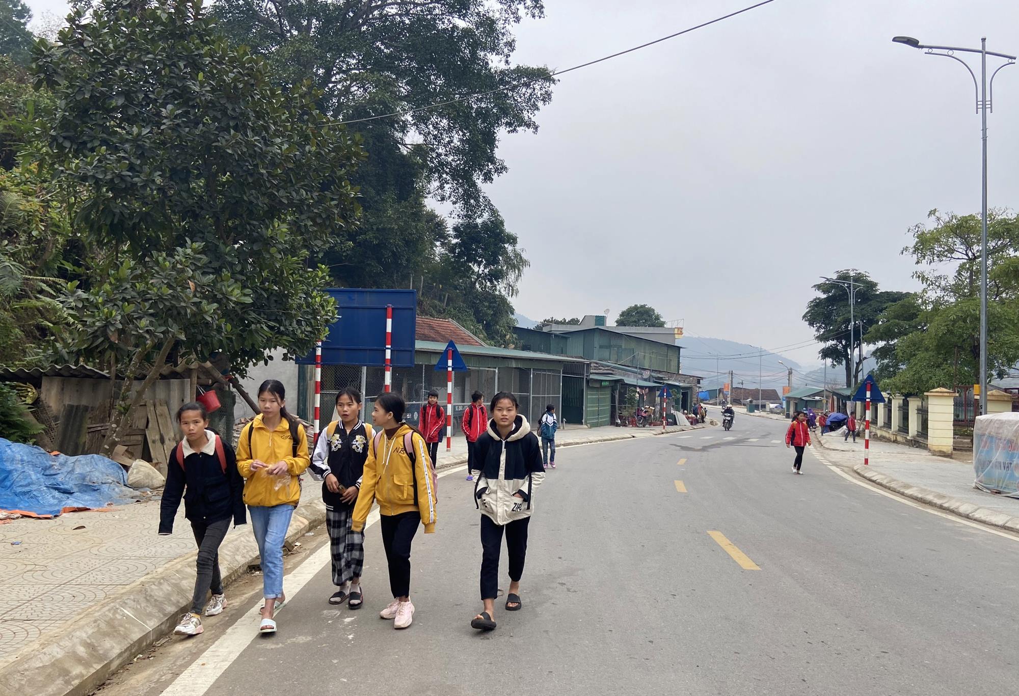 Học sinh xã Húc Động (huyện Bình Liêu) đến trường trên con đường rộng rãi, khang trang. Ảnh: Trúc Linh
