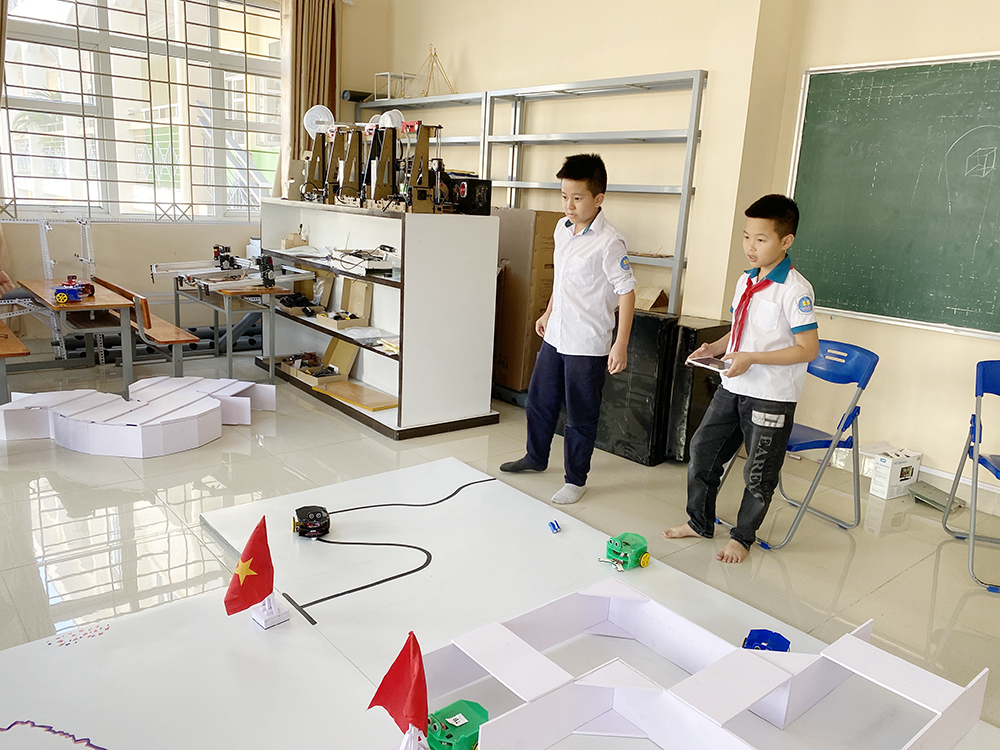 Thúc đẩy giáo dục STEM trong trường học sẽ giúp học sinh thêm đam mê nghiên cứu khoa học. Ảnh chụp học sinh Trường TH-THCS-THPT Văn Lang (TP Hạ Long) tham gia CLB STEM.