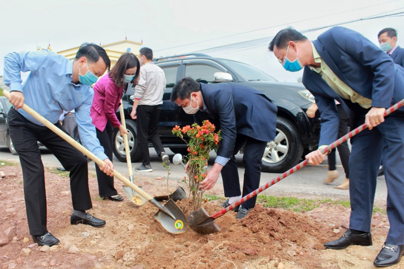 Các đồng chí lãnh đạo TP Móng Cái tham gia Tết trồng cây xuân Tân Sửu 2021. 
