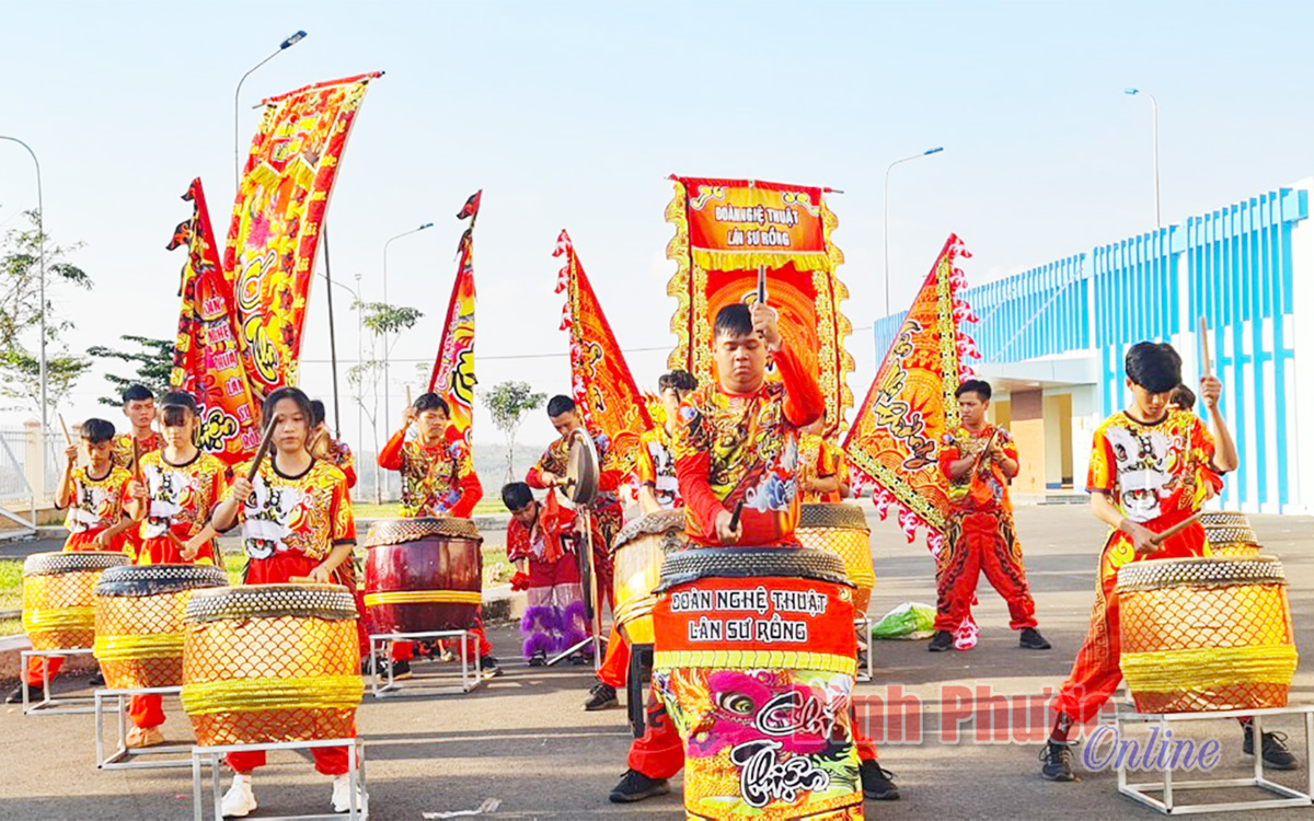 Tiết mục trống hội mừng xuân do Đoàn lân - sư - rồng Chí Thiện đường biểu diễn