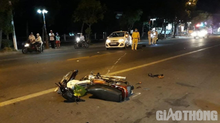 Hiện trường vụ chạm giữa ô tô và xe máy trên đường 23/8 vào tối 17/2.