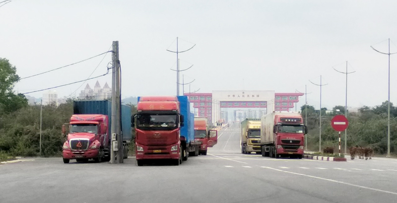 Các container hàng hóa nhập khẩu qua Cửa khẩu Cầu Bắc Luân 2 trong ngày 18/2.