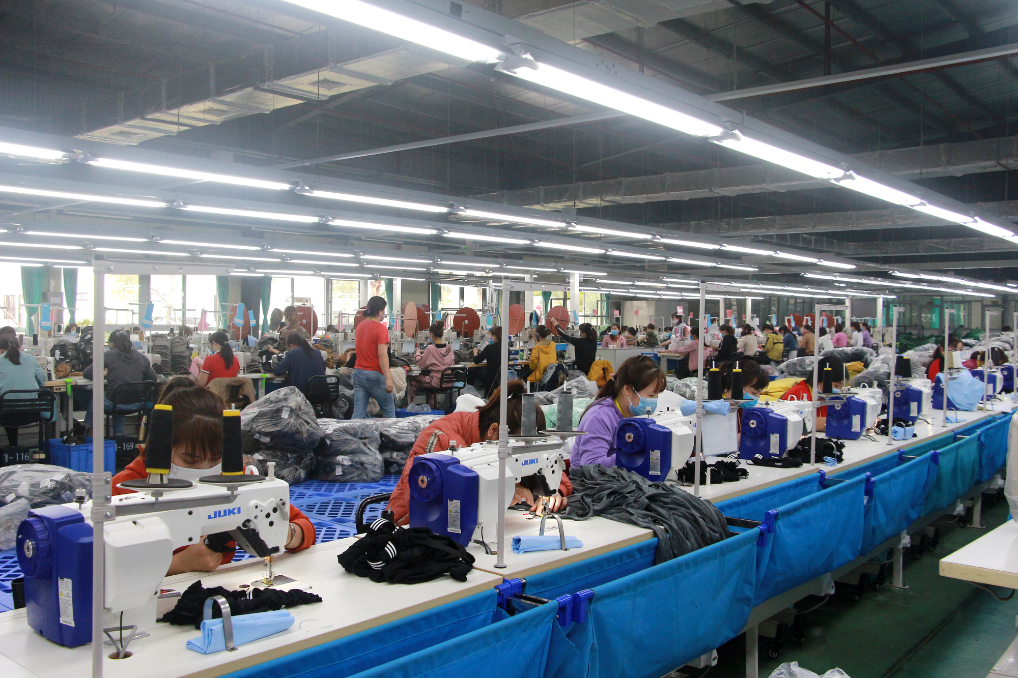 Hoạt động sản xuất tại Công ty TNHH Weitai Hạ Long tại KCN Việt Hưng.