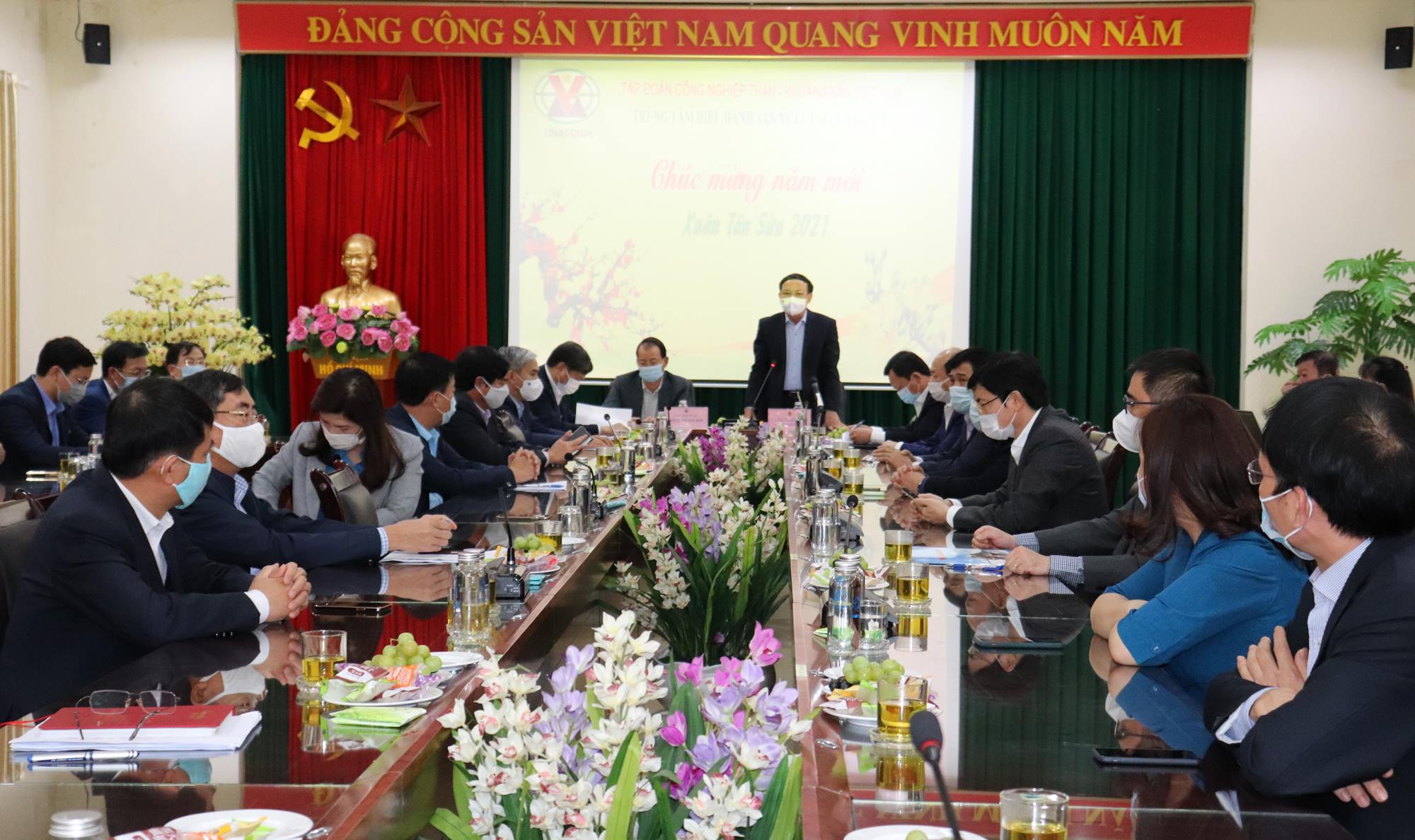 Đồng chí Nguyễn Xuân Ký, Bí thư Tỉnh ủy, Chủ tịch HĐND tỉnh thăm, động viên CB,CNV, người lao động TKV nhân ngày đầu xuân năm mới. 
