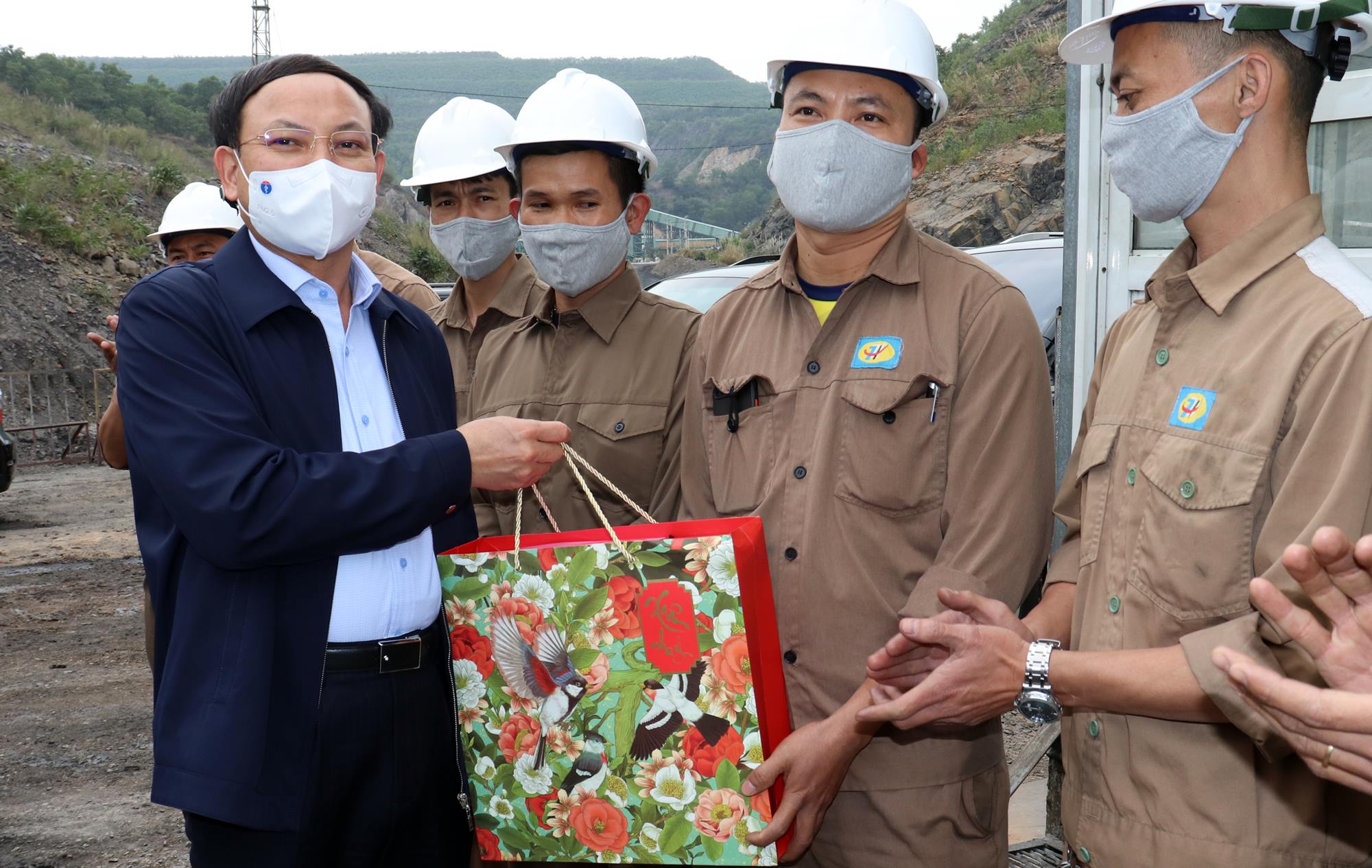 Đồng chí Nguyễn Xuân Ký, Bí thư Tỉnh ủy, Chủ tịch HĐND tỉnh tặng quà động viên công nhân lao động tại khai trường sản xuất 917 nhân dịp đầu xuân năm mới. 