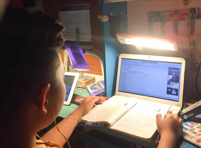 Học sinh lớp 5 trường Tiểu Học Vĩnh Tuy (quận Hai Bà Trưng) học trực tuyến tại nhà, ngày 17/2. Ảnh: TTXVN phát