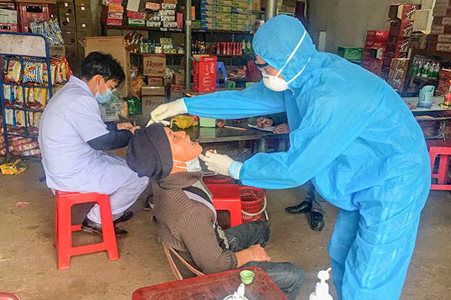Cán bộ Trung tâm Y tế huyện Đầm Hà lấy mẫu xét nghiệm các công dân trở về địa phương từ vùng có dịch (tháng 1/2021).