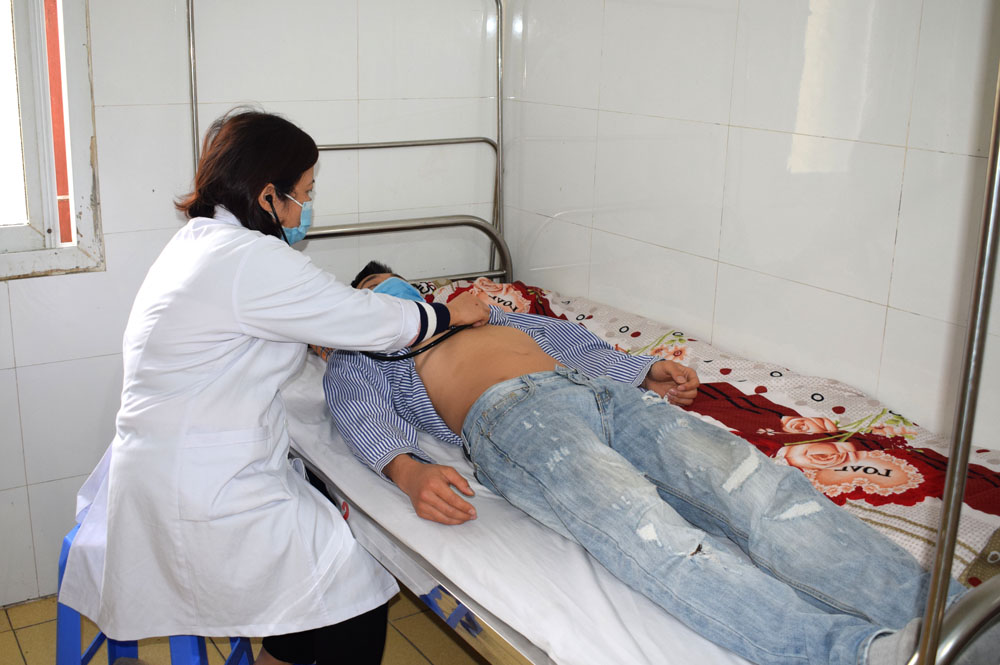 Bác sĩ Cao Thị Xuân Thủy đang khám cho một bệnh nhân.