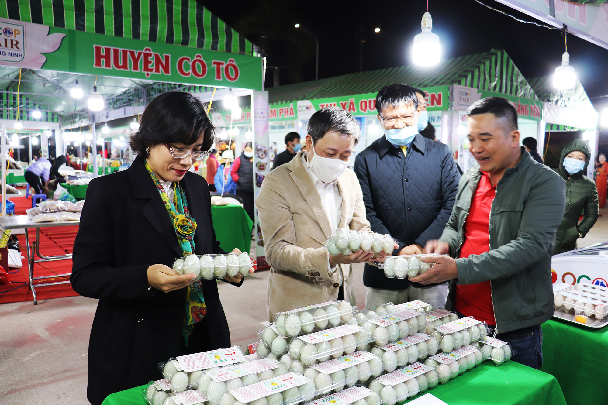 Sản phẩm trứng vịt biển Tân Bình (huyền Đầm Hà) được bày bán tại tuần bán hàng trực tuyến năm 2020. (Ảnh chụp:12/2020).