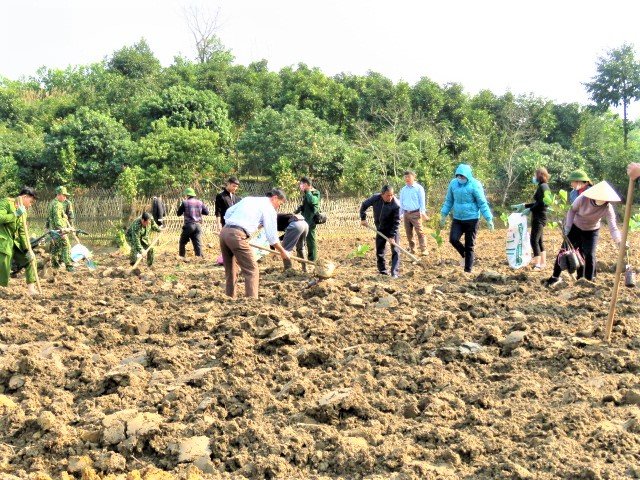 Các lực lượng trên địa bàn xã Hải Sơn chung tay cùng hộ gia đình ông Lò A Sằn, bản 26 hộ, thôn Thán Phún Xã xây dựng vườn mẫu đạt chuẩn nông thôn mới.