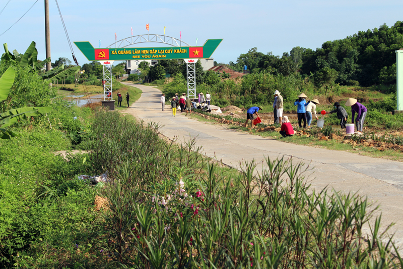Người dân bản Mào Liểng, xã Quảng Lâm trồng hoa, cây xanh hai bên đường, xây dựng NTM.