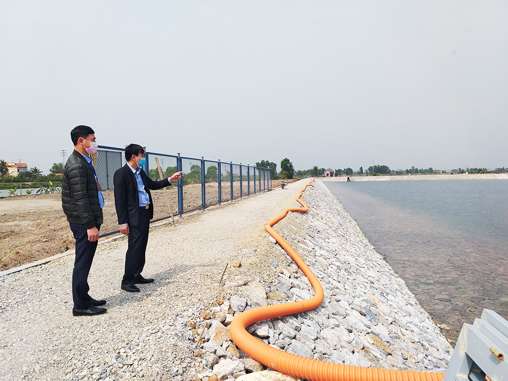  Lãnh đạo xã Liên Hòa (TX Quảng Yên) khảo sát việc xây dựng công trình cung cấp nước sạch trên địa bàn.