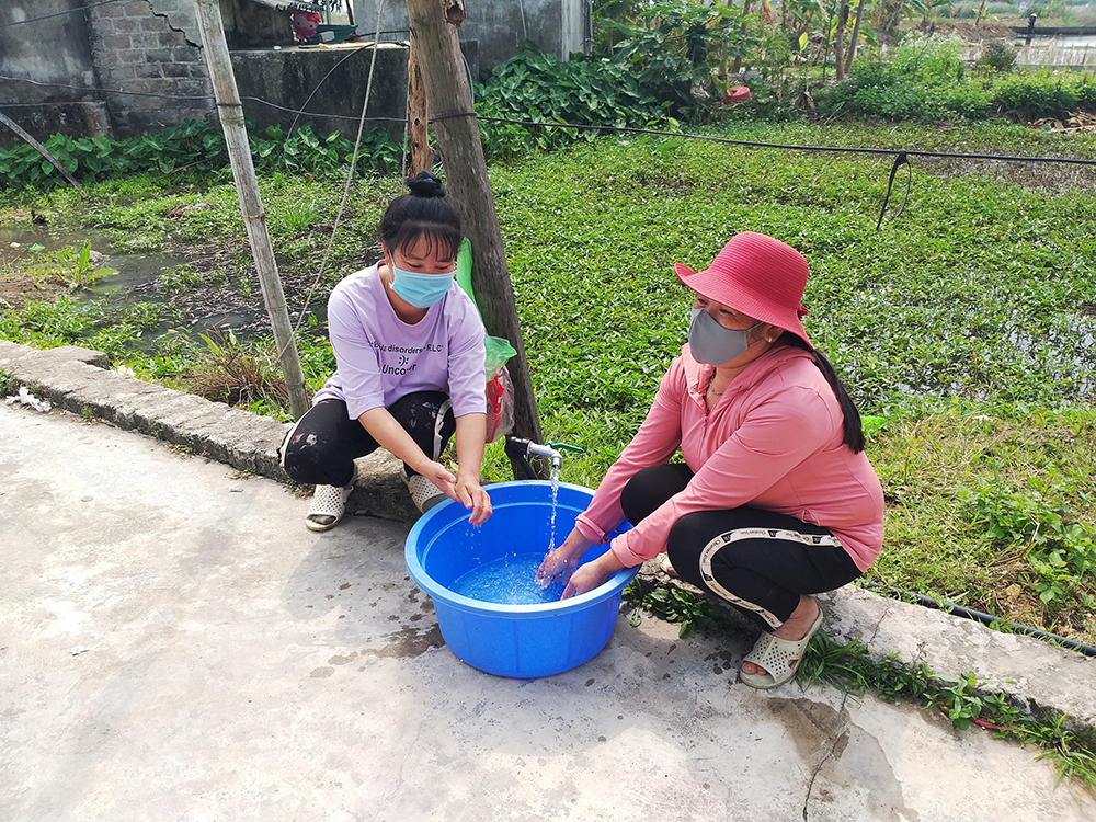 Người dân khu Cống Quỳnh, thôn 4, xã Liên Hòa, TX Quảng Yên phấn khởi vì được sử dụng nguồn nước sạch.