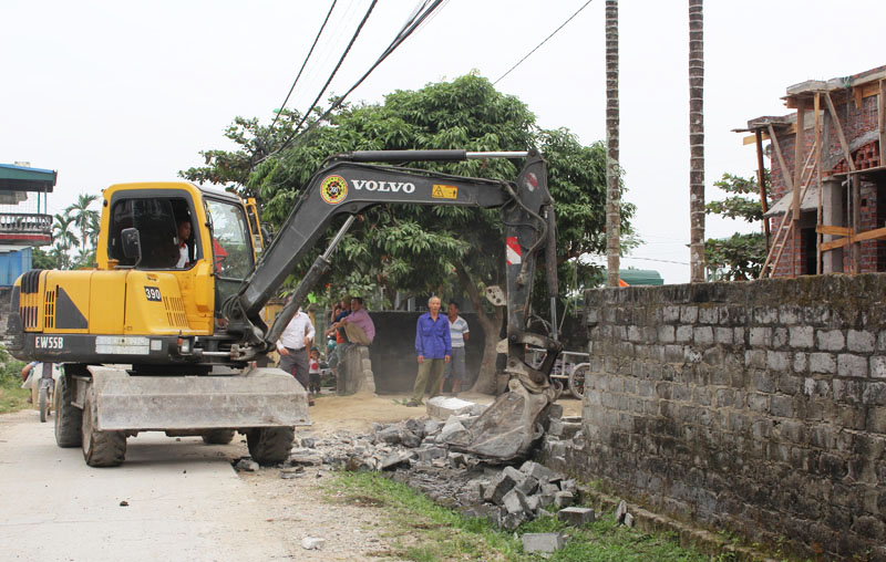 Người dân phường Phương Nam cho tháo dỡ hàng rào để xây dựng đường liên khu.