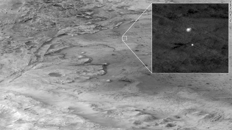 Hình ảnh tàu đổ bộ mang theo xe thăm dò chuẩn bị hạ cánh trên sao Hỏa do camera từ vệ tinh ghi lại. Ảnh: NASA.