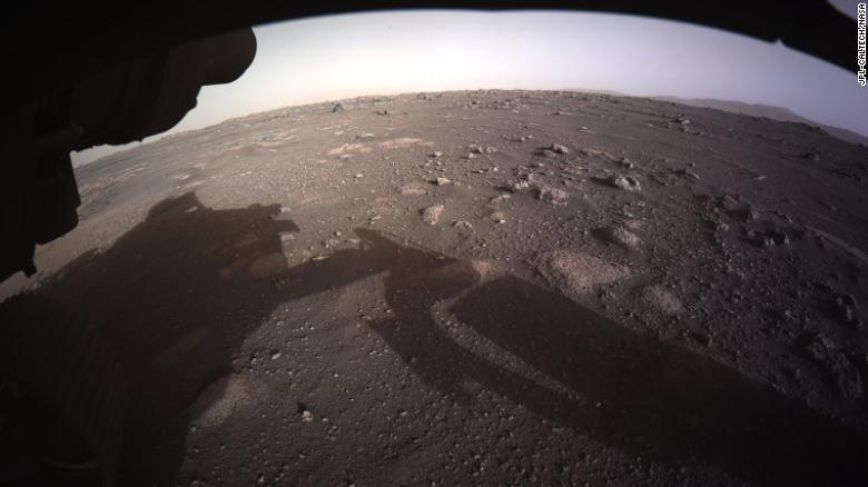 Hình ảnh bề mặt sao hỏa mà camera trên xe thăm dò chụp lại. Ảnh: NASA.