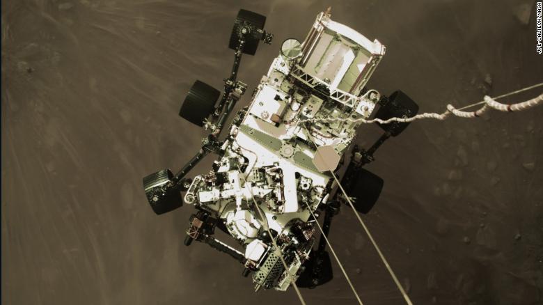 Hình ảnh khoảnh khắc xe thăm dò Perseverance chuẩn bị hạ cánh trên Sao Hỏa. Ảnh: NASA.