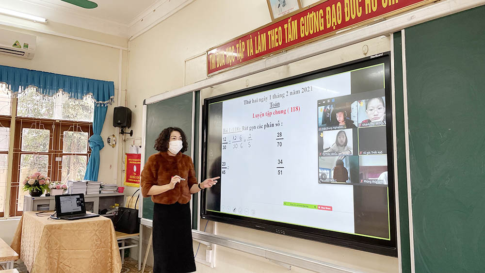 giáo viên Trường Tiểu học Trần Hưng Đạo dạy trực tuyến cho học sinh tại Trường. Ảnh chụp tháng 1/2021.