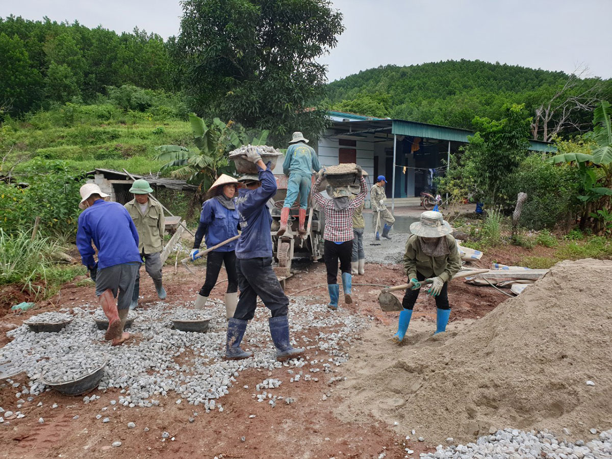 Người dân xã Đài Xuyên đổi ngày công cho nhau để làm đường liên thôn, xóm. 